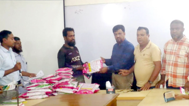 ফুলবাড়ীতে ব্র্যাকের হাইব্রিড-১০ আমন ধানের বীজ বিতরণ