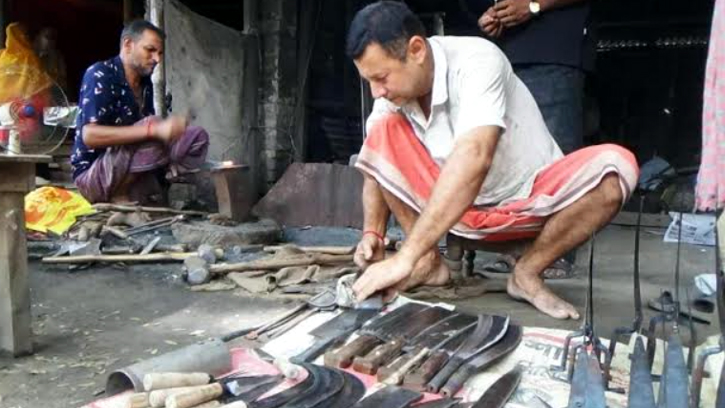 চট্রগ্রামে ব্যস্ত সময় পার করছেন কামাররা
