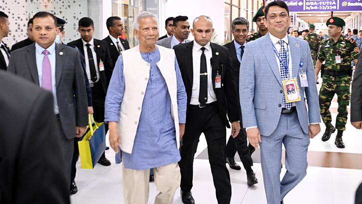 যুক্তরাজ্য সফর শেষে দেশে পৌঁছেছেন প্রধান উপদেষ্টা