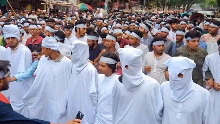 কাফনের কাপড় পড়ে কারিগরি শিক্ষার্থীদের মিছিল