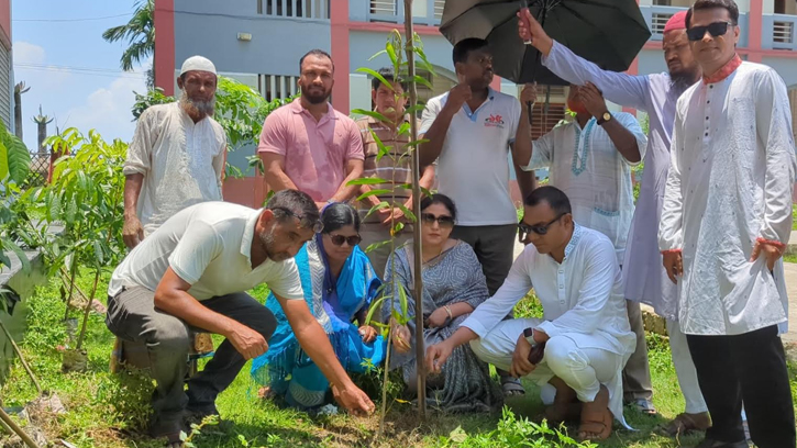 নিকলীতে মায়ের মৃত্যু বার্ষিকী উপলক্ষে বিদ্যালয় আঙিনায় চারা রোপণ ও দোয়া মাহফিল