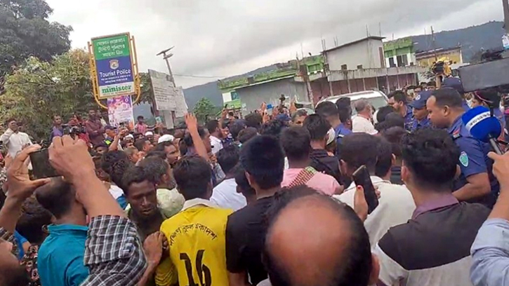 দুই উপদেষ্টার গাড়িবহর আটকে জাফলংয়ে বিক্ষোভ