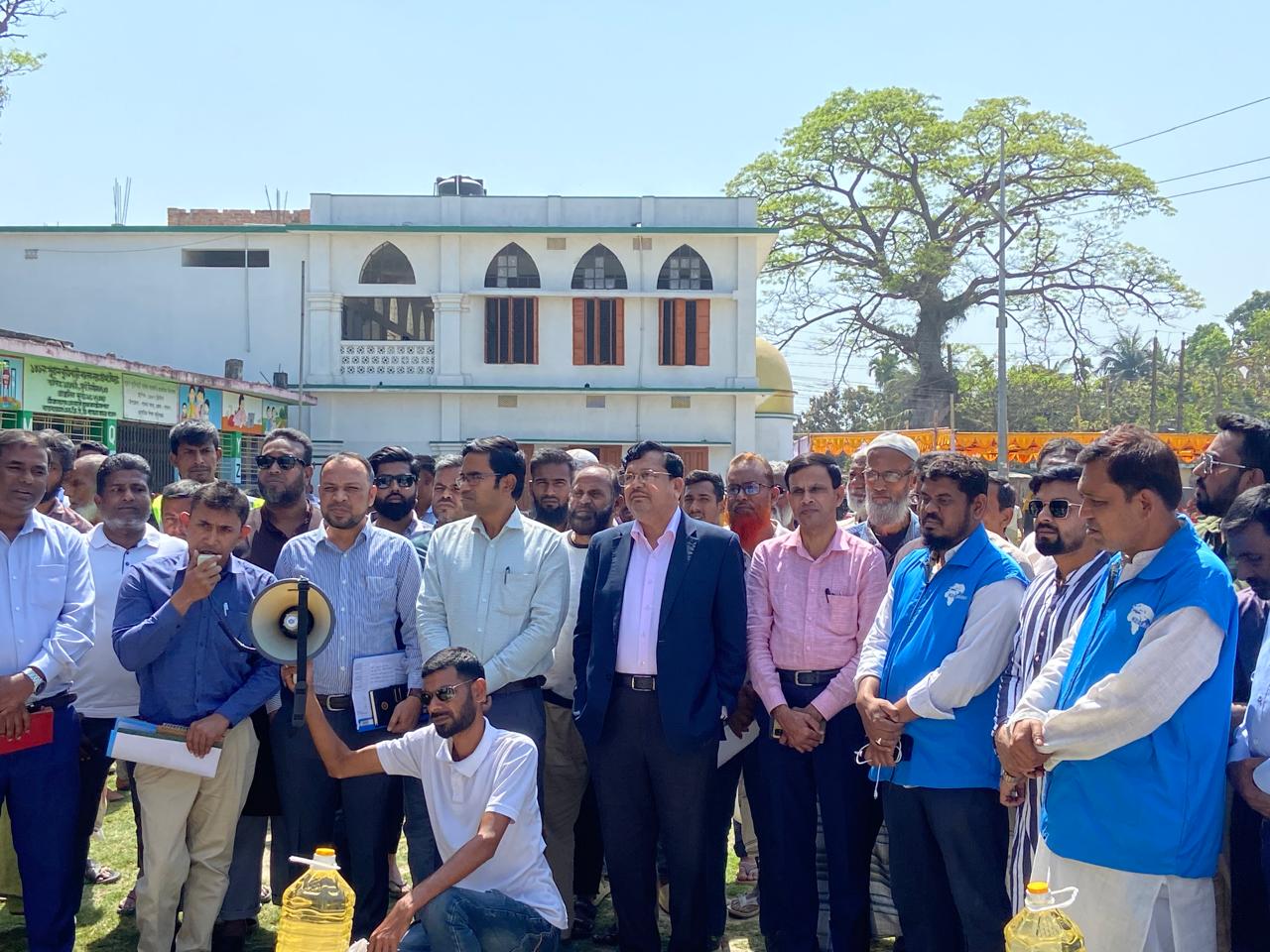 পাবনায় ৮শত পরিবারের মাঝে ইফতার সামগ্রী বিতরণ