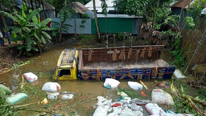 রাজবাড়ীতে গরুবাহী ট্রাক খাদে, নিহত দুই ব্যবসায়ী
