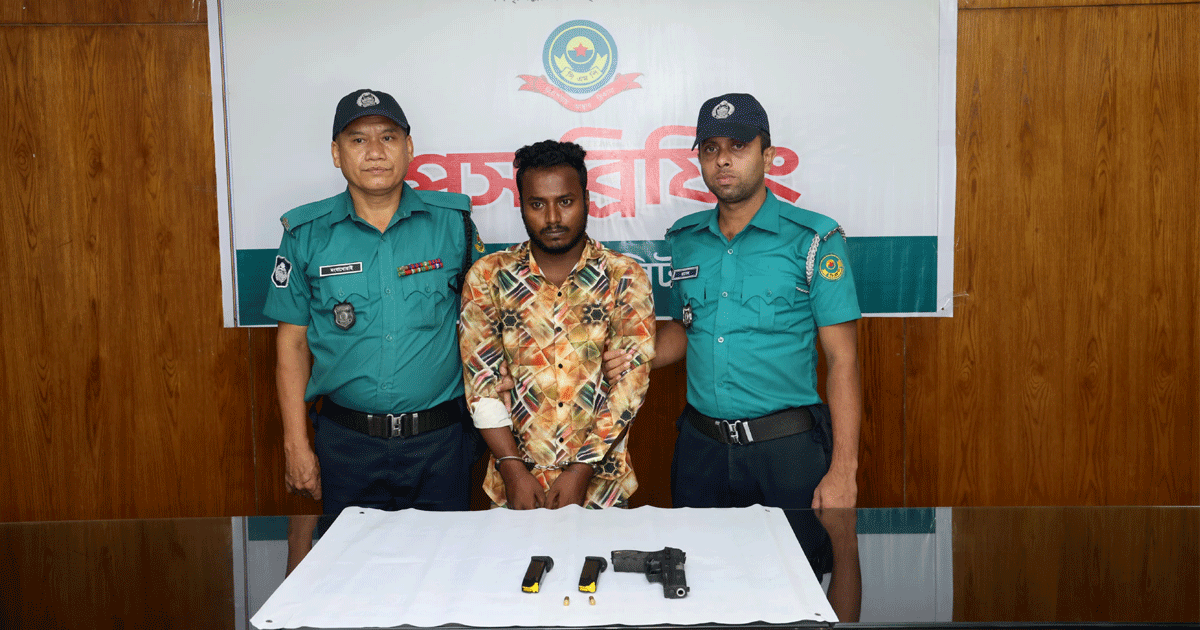 কোতোয়ালী থানা লুটে জড়িত ভ্যানচালক রনি আটক