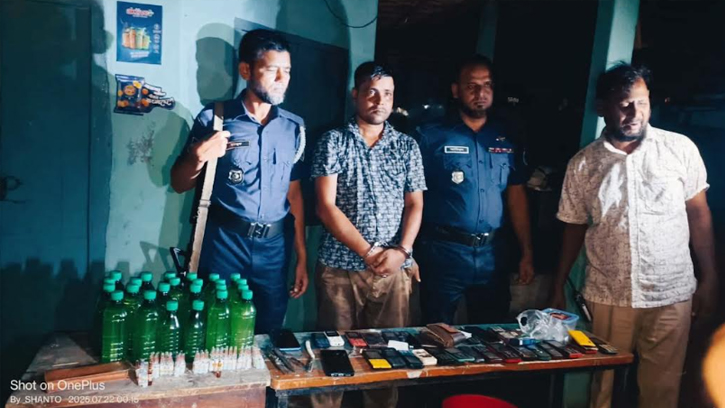 নিরাপত্তা প্রহরীর কক্ষে মিলল বিপুল দেশীয় মদ, আটক ১