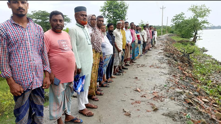 মোরেলগঞ্জে নদীভাঙনের প্রতিবাদে মানববন্ধন, ভেরিবাঁধ চায় স্থানীয়রা