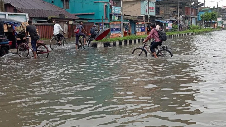 বরিশালে টানা বৃষ্টিতে নিম্নাঞ্চল প্লাবিত, ভোগান্তিতে জনজীবন