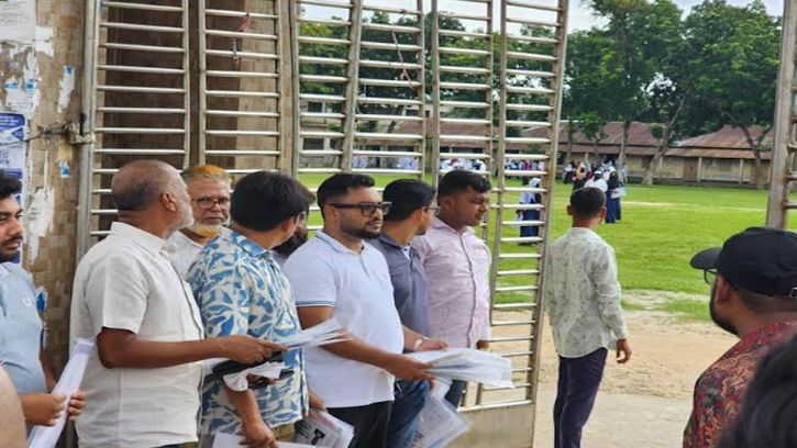 পরীক্ষার্থীদের পাশে মানবিক মুখ, ভালুকায় মোস্তাফিজুর রহমান মামুনের উদ্যোগে সামগ্রী বিতরণ