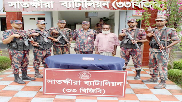 সাতক্ষীরায় চারটি স্বর্ণের বারসহ আটক এক