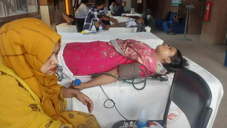 ক্যাম্পাসে রক্তদানের উচ্ছ্বাস, তরুণদের প্রাণবন্ত অংশগ্রহণ