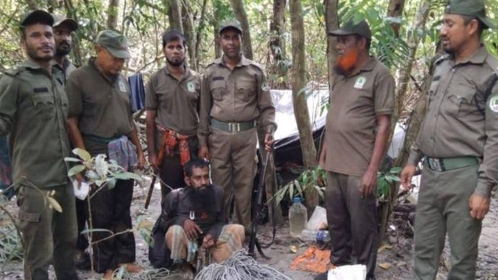 বিশ্ব ঐতিহ্য  সুন্দরবনে হরিণ শিকারের ফাঁদসহ শিকারী আটক