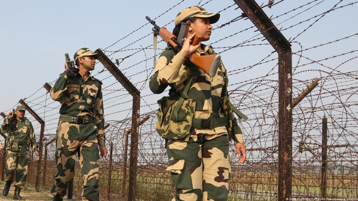 দুই বাংলাদেশিকে ধরে নিয়ে গেল বিএসএফ