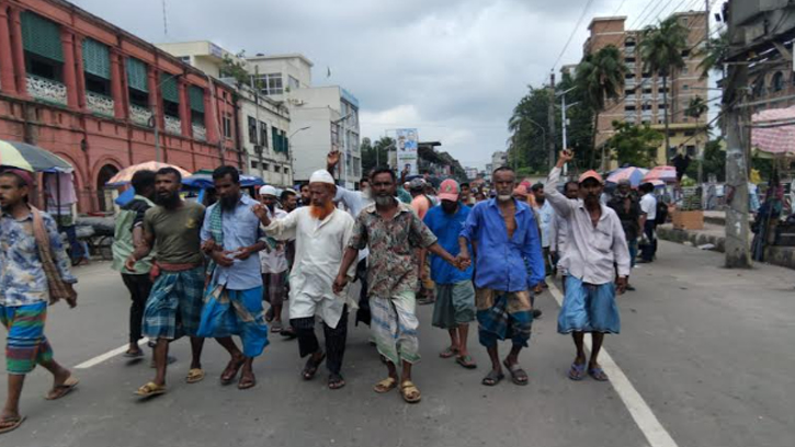 বরিশালে ব্যাটারি চালিত রিকশা বন্ধের দাবিতে বিক্ষোভ মিছিল