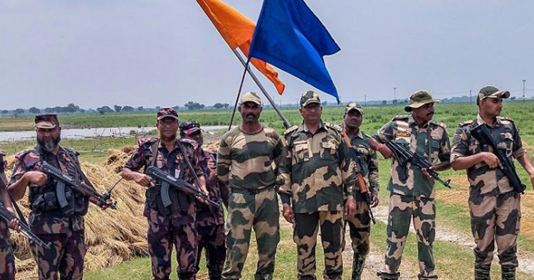মদ্যপ অবস্থায় বাংলাদেশে প্রবেশ, অস্ত্রসহ বিএসএফ সদস্য আটক ও পতাকা বৈঠকে হস্তান্তর