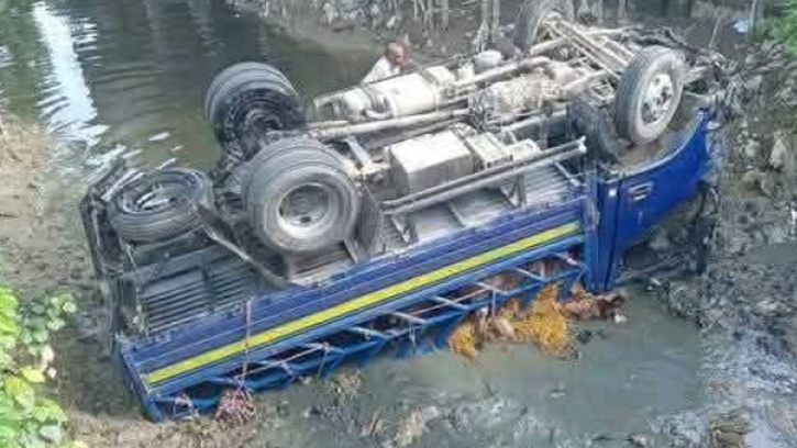 বেপরোয়া ড্রাম ট্রাকের ধাক্কায় ছাগলবাহী মিনি ট্রাক খালে