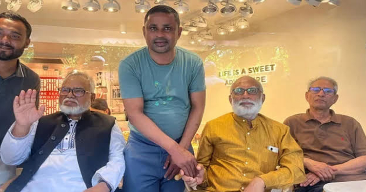 হিমুর হলুদ পোশাকে দেখা গেল সাবেক মন্ত্রী শ ম রেজাউল করিমকে