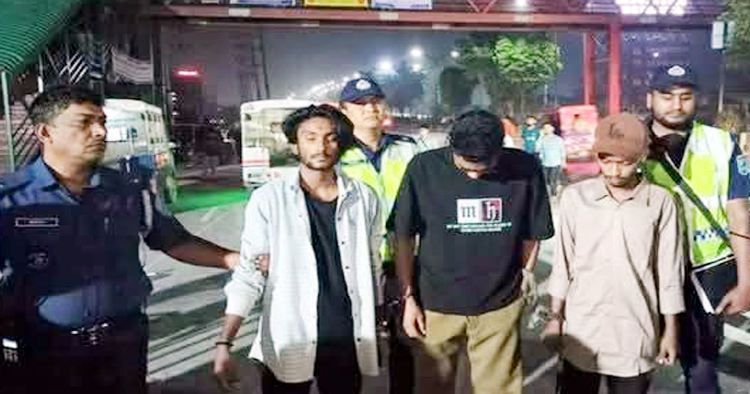 সাভারে চলন্ত বাসে ছিনতাই: তল্লাশিতে আটক ৩ জন