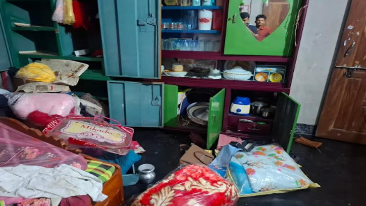 পাকুন্দিয়ায় অস্ত্রের মুখে ডাকাতি স্বর্ণালংকারসহ ২২ লাখ টাকা লুট ভাড়াটিয়া আটক 