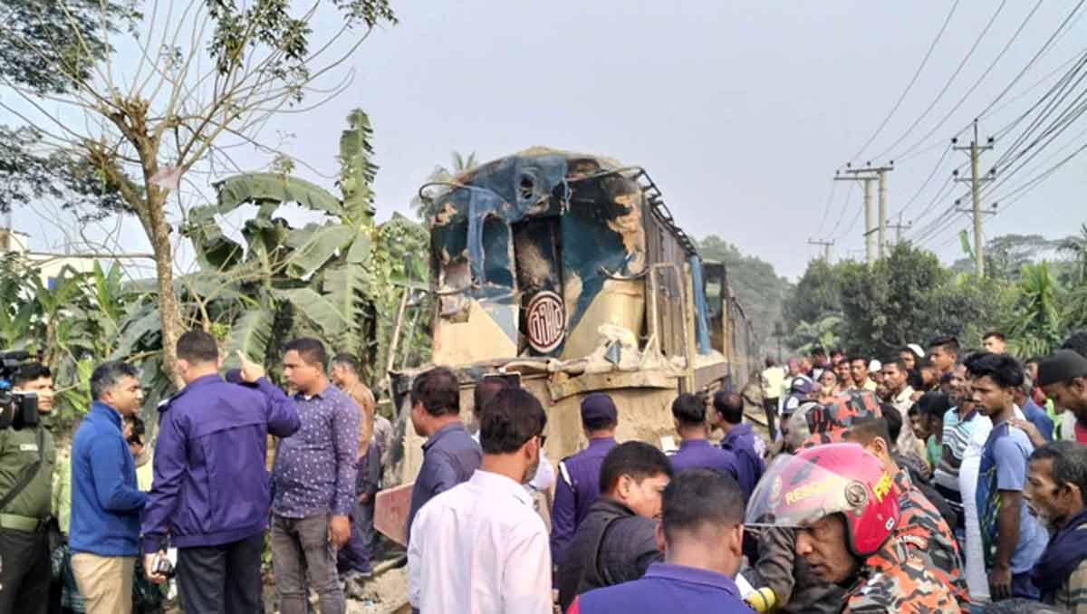 বালুবাহী ট্রাকে ট্রেনের ধাক্কা, নিহত ৪