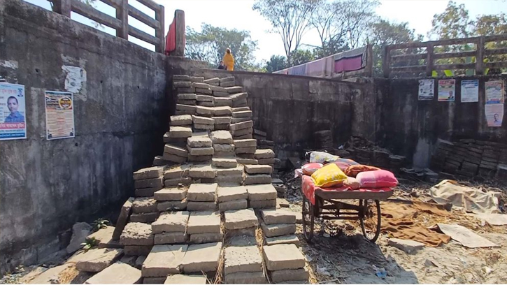 সংযোগ সড়ক না হওয়ায় বন্ধ প্রায় ৩ কোটি টাকার সেতু