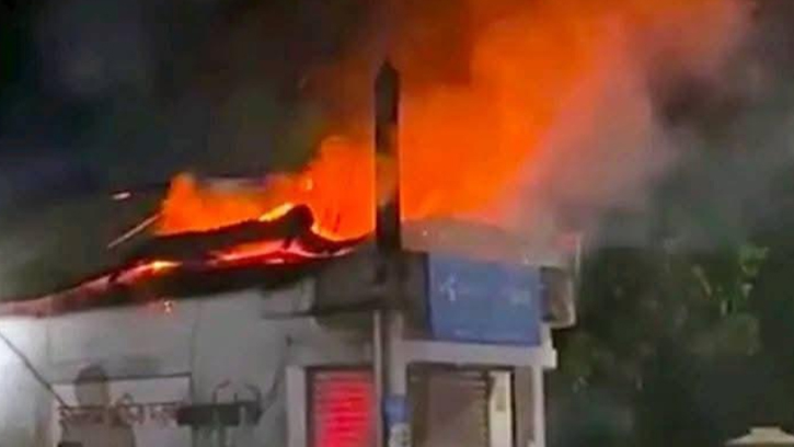 মুহূর্তেই অগ্নিকাণ্ডের লেলিহান শিখায় পুড়ে ছাই