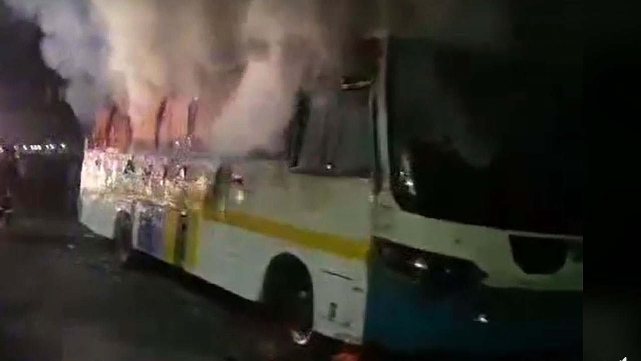 অবরোধের রাতে রাজধানীতে ৩ বাসে আগুন