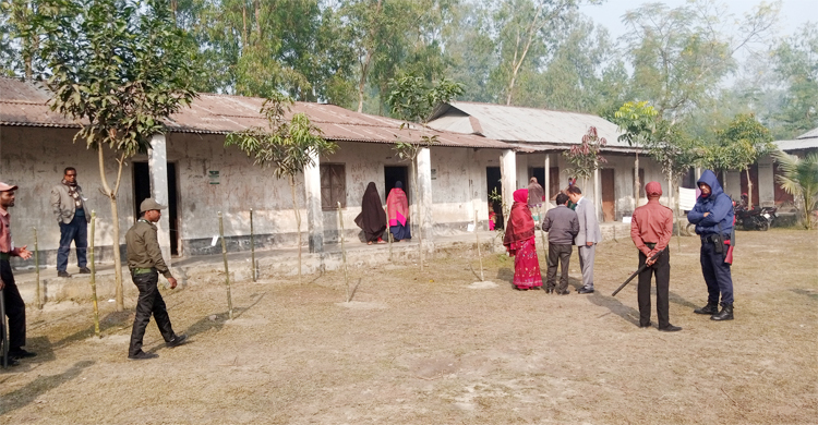 ভোটকেন্দ্রে লম্বা লাইন নেই