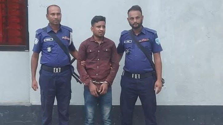 নীলফামারীতে সেনাবাহিনীর অভিযানে ভিসা প্রতারক গ্রেফতার