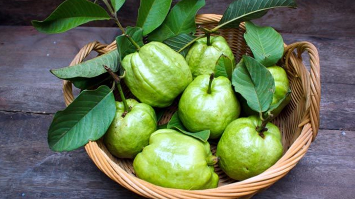 পেয়ারা কেন খাবেন? জানুন ১০টি উপকার