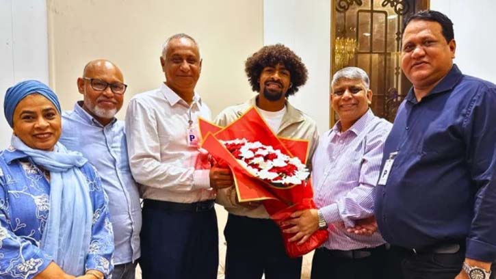 স্বপ্নের জার্সিতে নাম লেখাতে ঢাকায় হামজা চৌধুরী