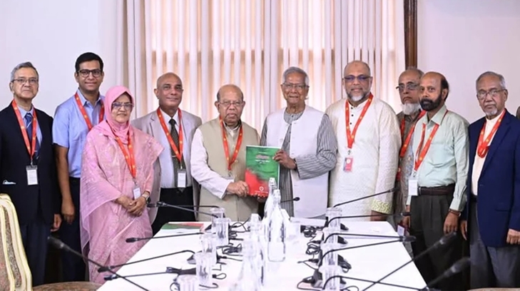 প্রধান উপদেষ্টার কাছে স্বাস্থ্য সংস্কার কমিশনের প্রতিবেদন জমা
