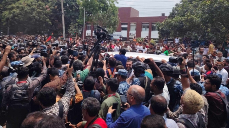 দুই পুত্রবধূকে নিয়ে নিজ বাসভবন ফিরোজায় খালেদা জিয়া