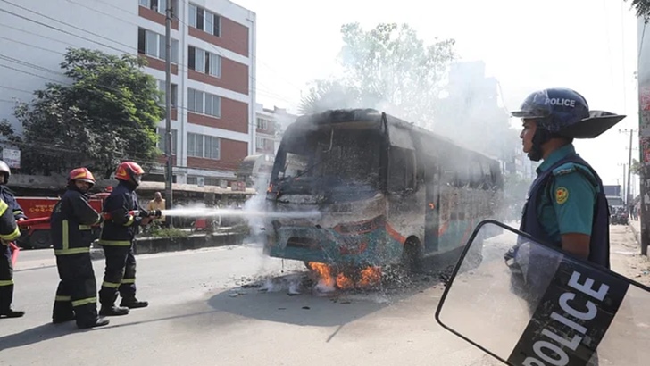 মুগদায় বাসে আগুন