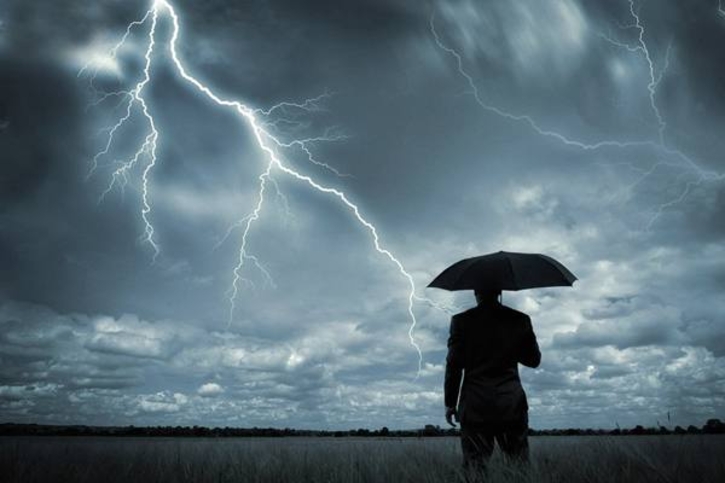 দেশের ৫ জেলায় বজ্রপাতে প্রাণ গেল ১০ জনের 