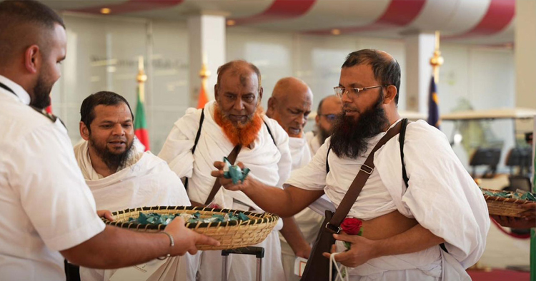 জেদ্দায় হজযাত্রীদের ফুল ও চকলেটে বরণ