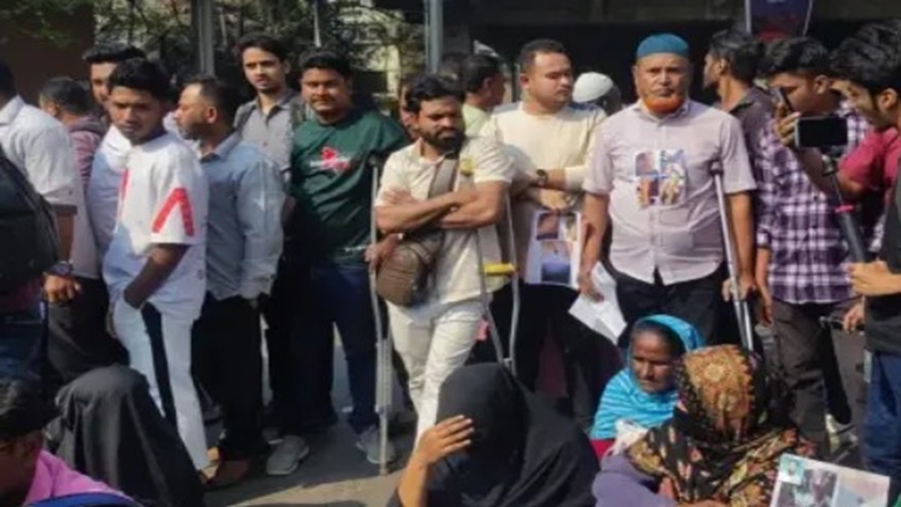 শাহবাগ অবরোধ করেছে জুলাই বিপ্লবে আহতরা