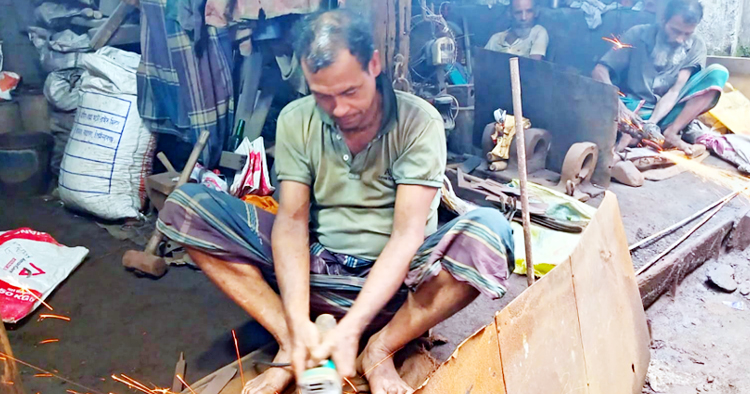 বরিশালের কামারপট্টিতে ঈদের ব্যস্ততা, বাড়ছে দা-বঁটি-ছুরির চাহিদা