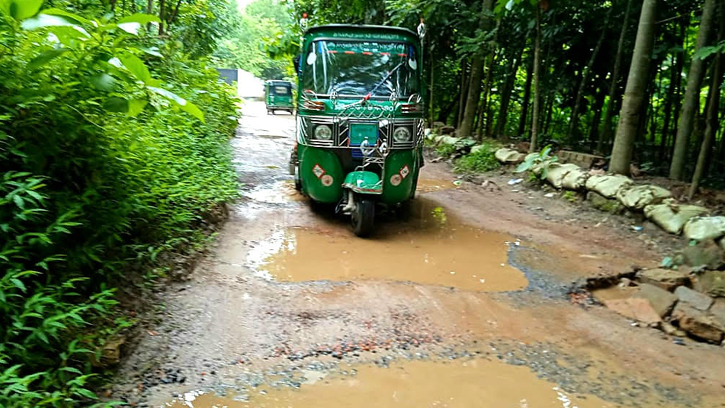 রাঙ্গুনিয়ার অধিকাংশ সড়ক খানা খন্দকে ভরা