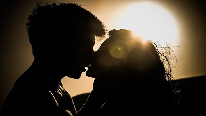 চুমুতে সংস্কৃতির ছাপ: কোন দেশে কেমন রীতি?