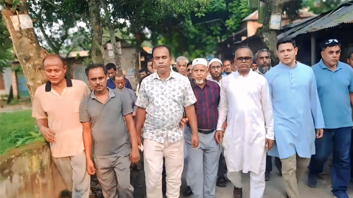 তারেক রহমানের ৩১ দফার লিফলেট বিতরণ,পথসভা