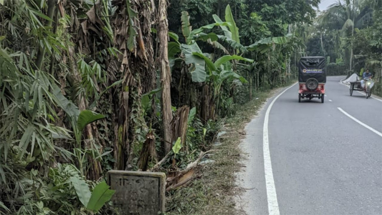 লক্ষ্মীপুরে অদ্ভুতুড়ে মাইল ফলকে বিভ্রান্ত চালক ও পথচারী