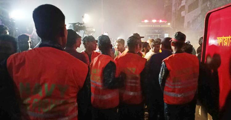 ফায়ার সার্ভিসের পাশাপাশি যোগ দিয়েছে নৌবাহিনী