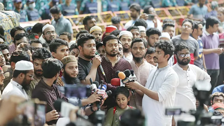 আ. লীগ নিষিদ্ধের দাবি: বাদ জুমা বড় জমায়েতের ডাক হাসনাতের