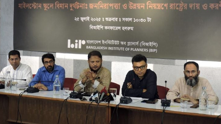 বিমানবন্দরের ‘ফ্লাইং জোনে’ মাইলস্টোন, সরানোর সুপারিশ পরিকল্পনাবিদদের