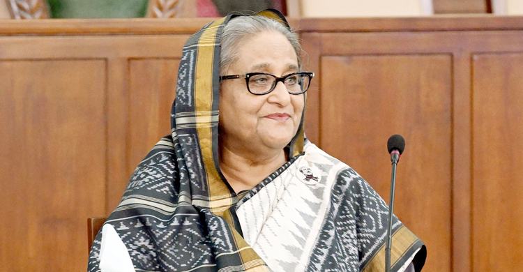 প্রধানমন্ত্রীর পা ছুঁয়ে সালাম