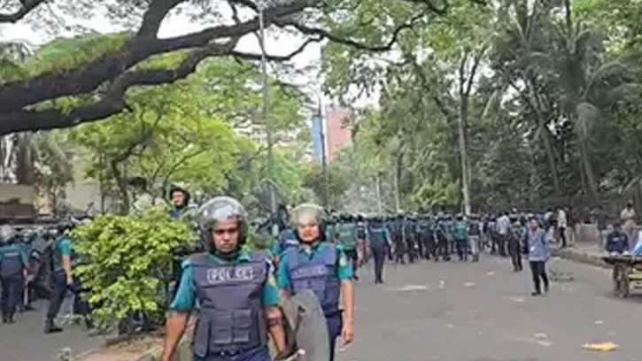  ‘মার্চ টু যমুনা’ কর্মসূচিতে পুলিশের টিয়ারশেল-গ্রেনেড, আহত অন্তত ৫০ শিক্ষার্থী