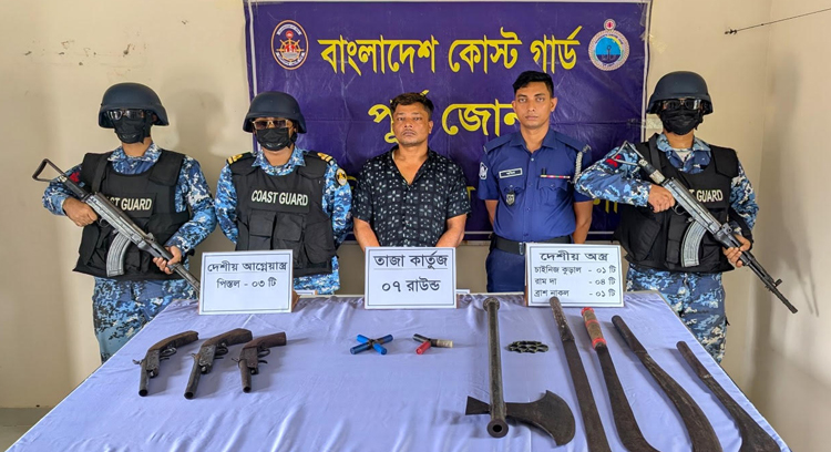 কক্সবাজারের মহেশখালীতে  যৌথ অভিযানে অস্ত্র সহ  কুখ্যাত সন্ত্রাসী আটক