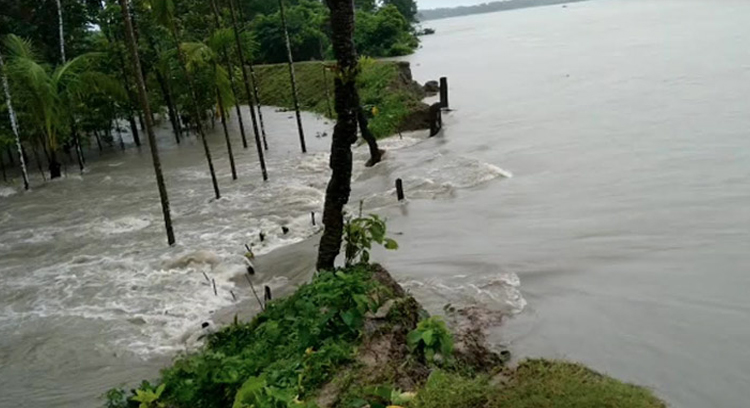 টানা বৃষ্টিতে জনজীবনে স্থবিরতা, সমুদ্রে ৩ নম্বর সংকেত বহাল