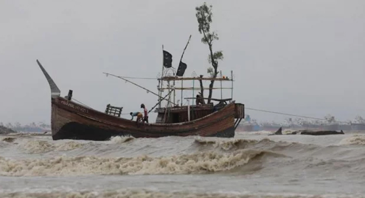 ভারী বৃষ্টিতে নাকাল পটুয়াখালী, বন্দরে সতর্কতা সংকেত বহাল